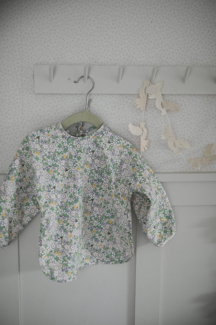 Rätt Start Elsa Beskow Bib with Sleeves - Flower Festival