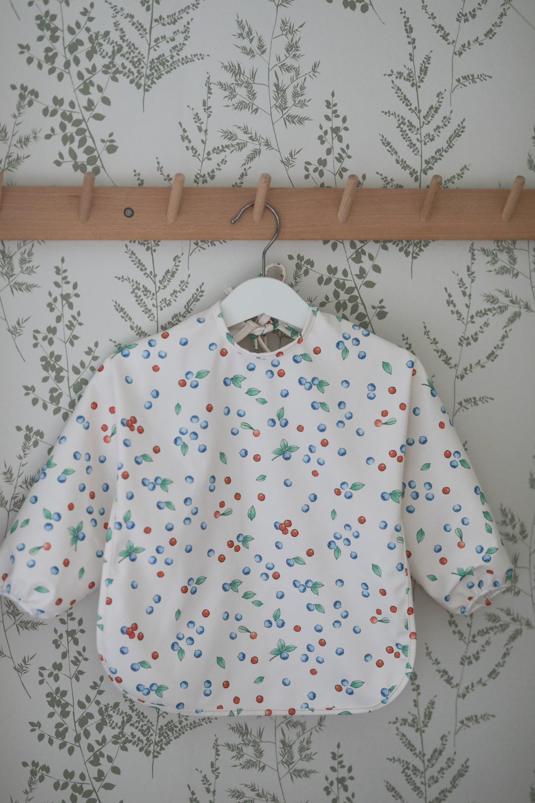 Rätt Start Elsa Beskow Bib with Sleeves - In The Blueberry Forest
