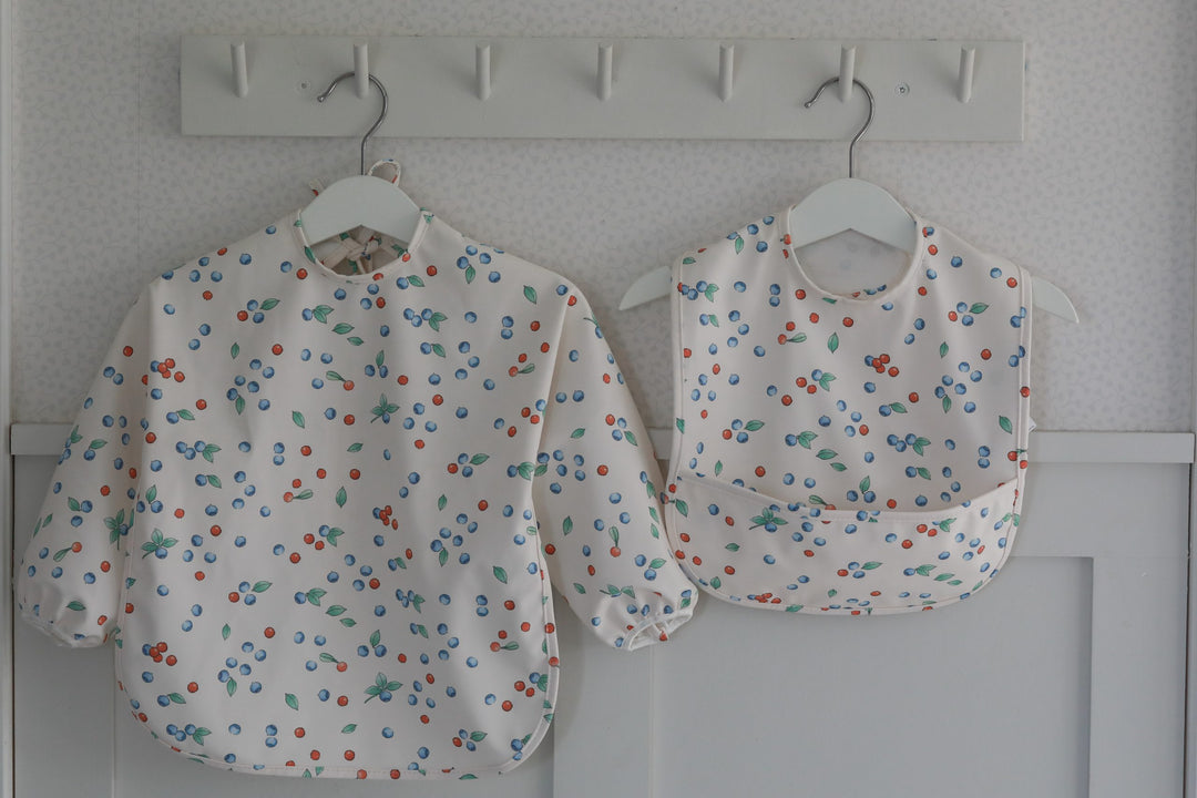 Rätt Start Elsa Beskow Bib with Sleeves - In The Blueberry Forest
