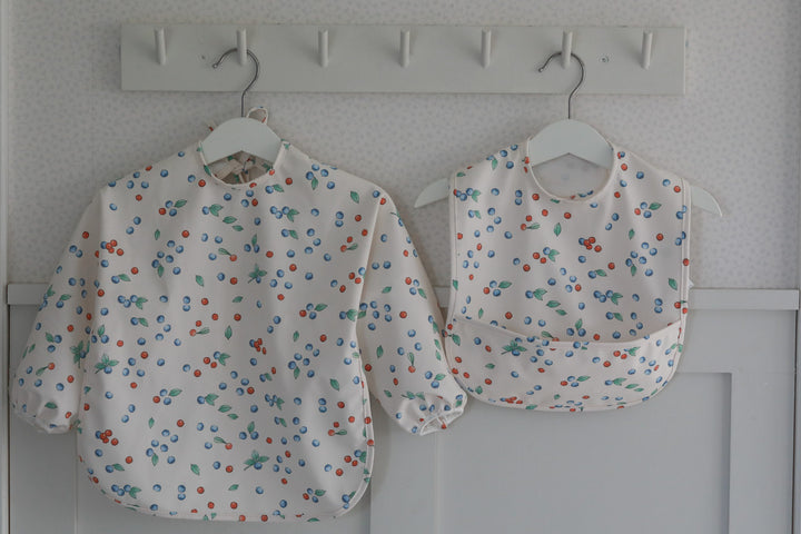 Rätt Start Elsa Beskow Bib with Sleeves - In The Blueberry Forest
