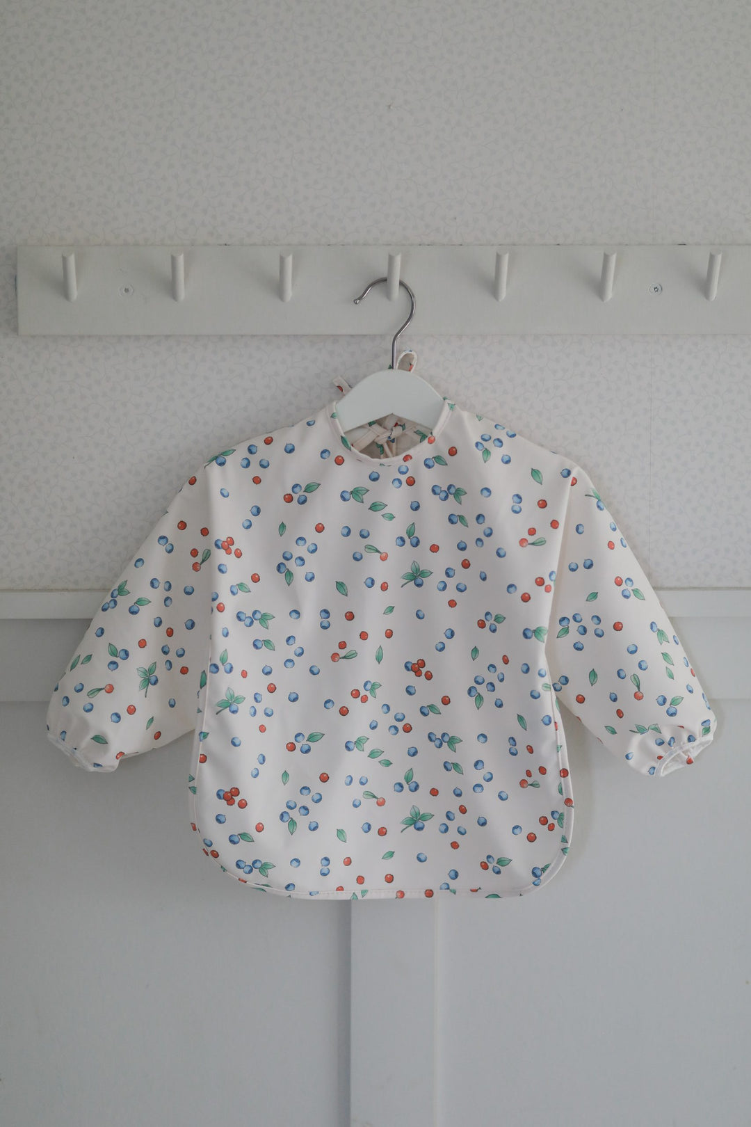 Rätt Start Elsa Beskow Bib with Sleeves - In The Blueberry Forest