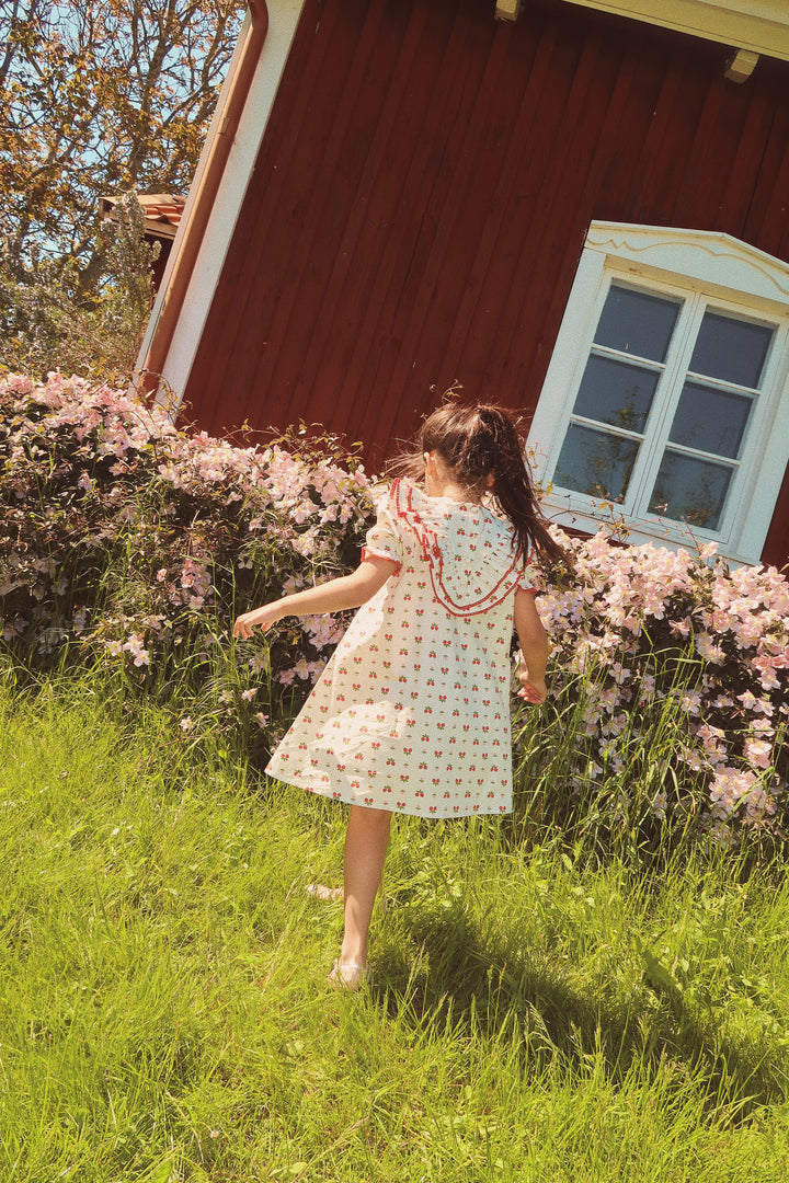 flöss Sofia Short Sleeved Dress - Soft White Berry / Pre Order