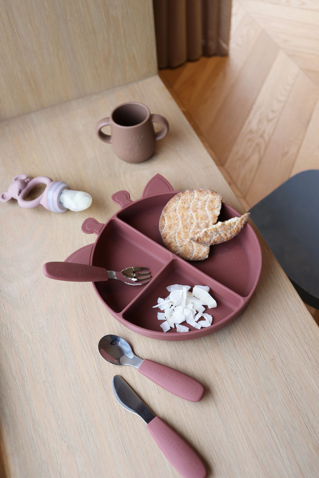 Nuuroo Orla Silicone Divided Plate Giraffe - Cobblestone