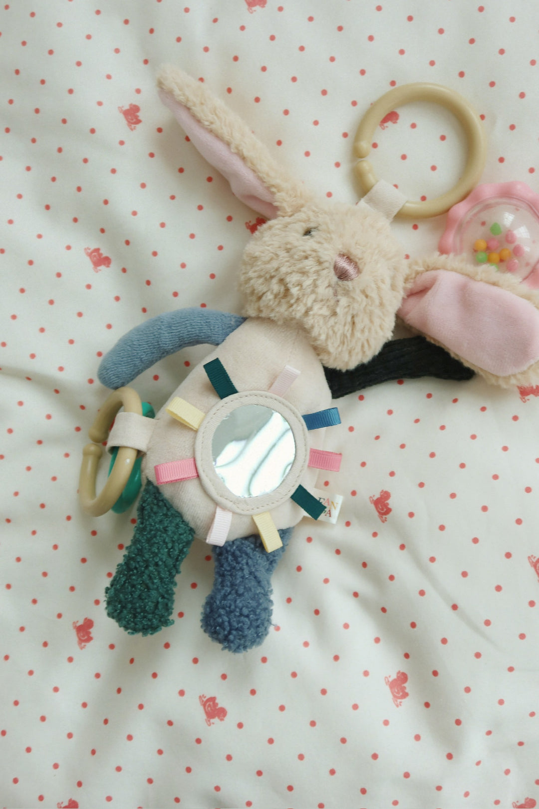 Konges Sløjd Fanga Fontana Baby Sensory Toy - Peluche Bunny