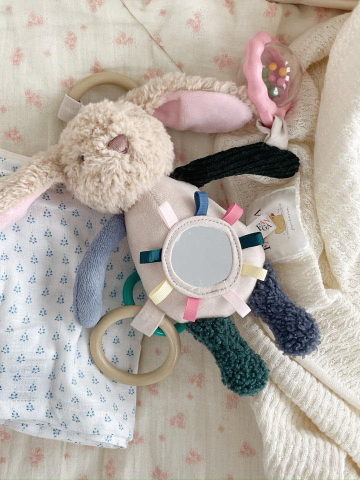 Konges Sløjd Fanga Fontana Baby Sensory Toy - Peluche Bunny