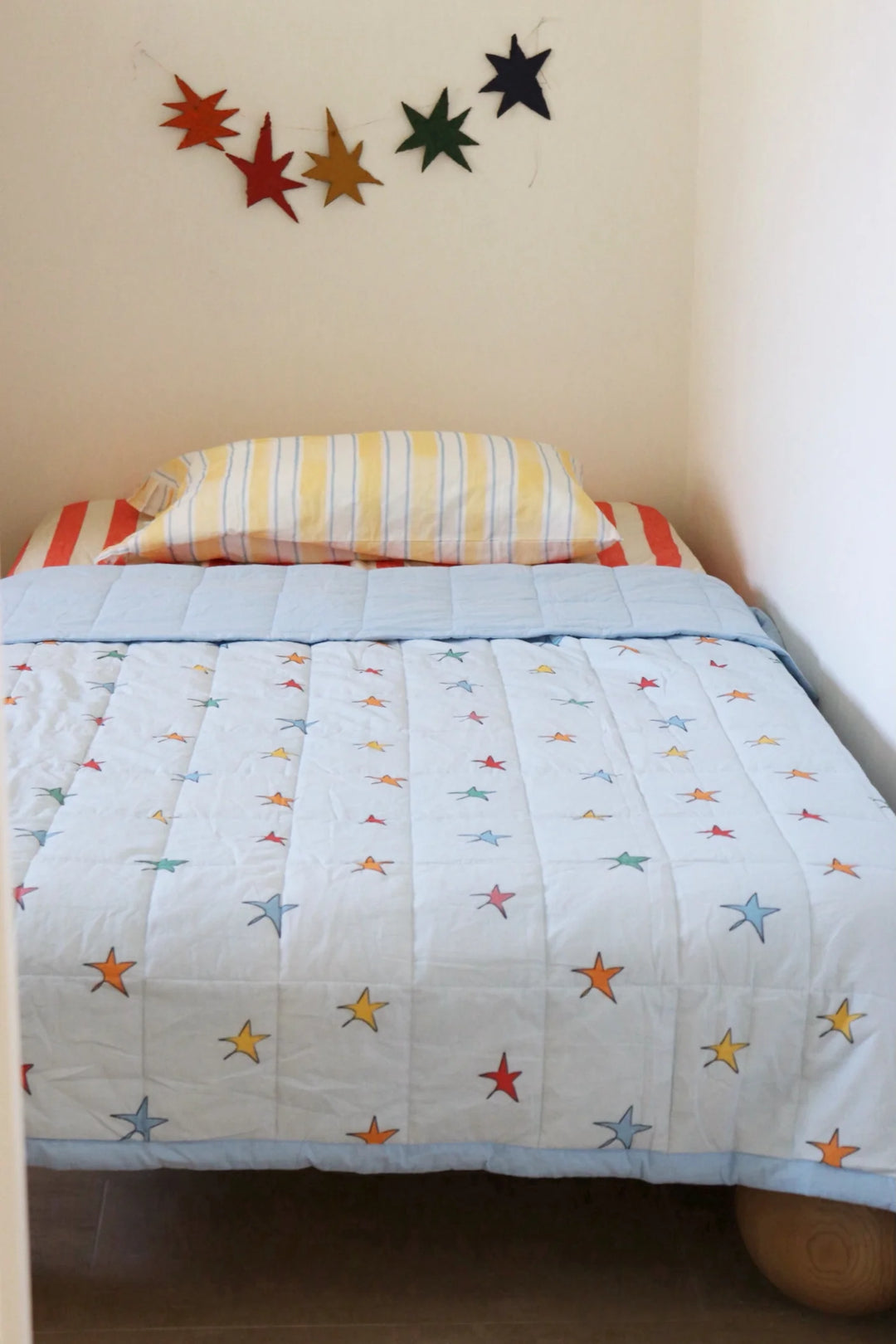 Play Linen Reversible Rainbow Quilt - Retro Star