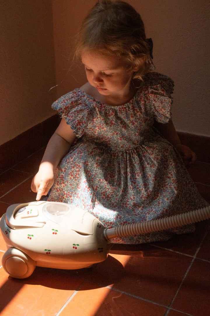 Konges Sløjd Dusty Vacuum Cleaner - Cherry